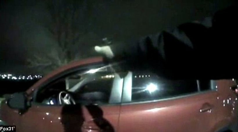 Συνεχίζεται η βία στις ΗΠΑ: Αστυνομικοί «γαζώνουν» πρώην αναπληρωτή σερίφη (βίντεο)